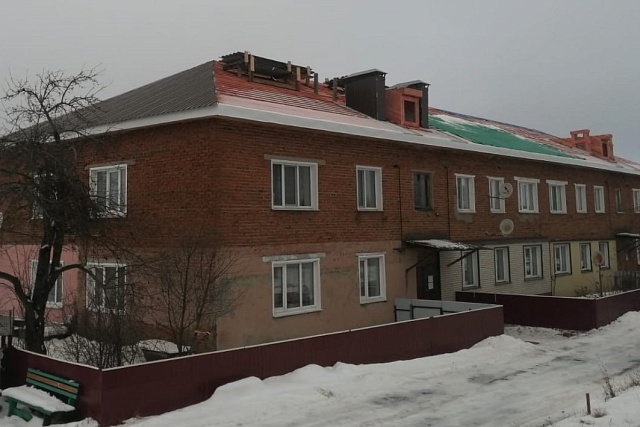 В селе Кувак-Никольское капитально ремонтируют крышу дома В селе Кувак-Никольское капитально ремонтируют крышу дома